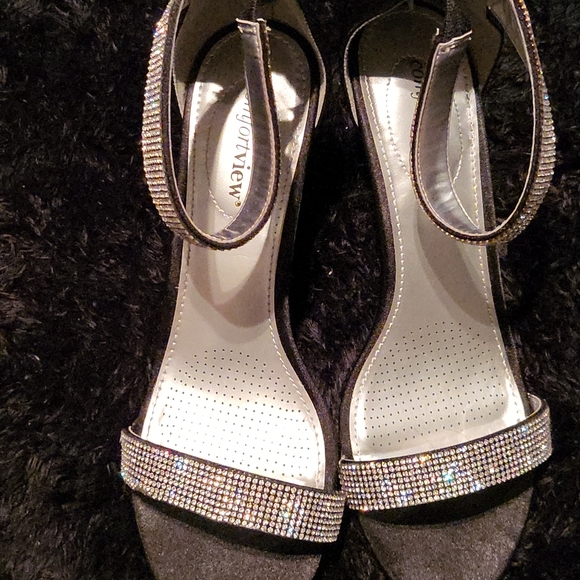 Shoes - Picture 3 of 4